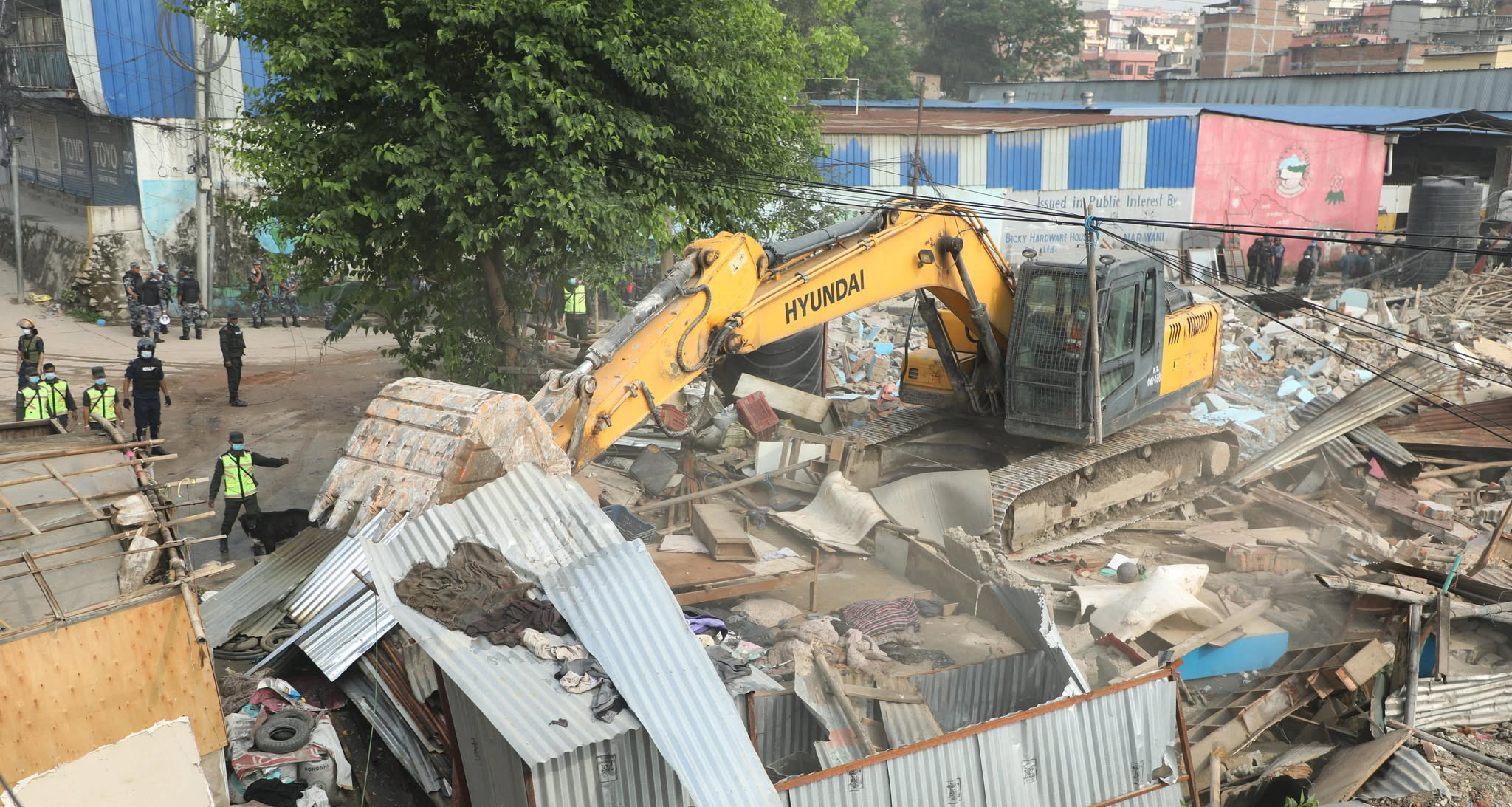  बल्खु क्षेत्रको सुकुमबासी बस्तीमा चल्यो डोजर