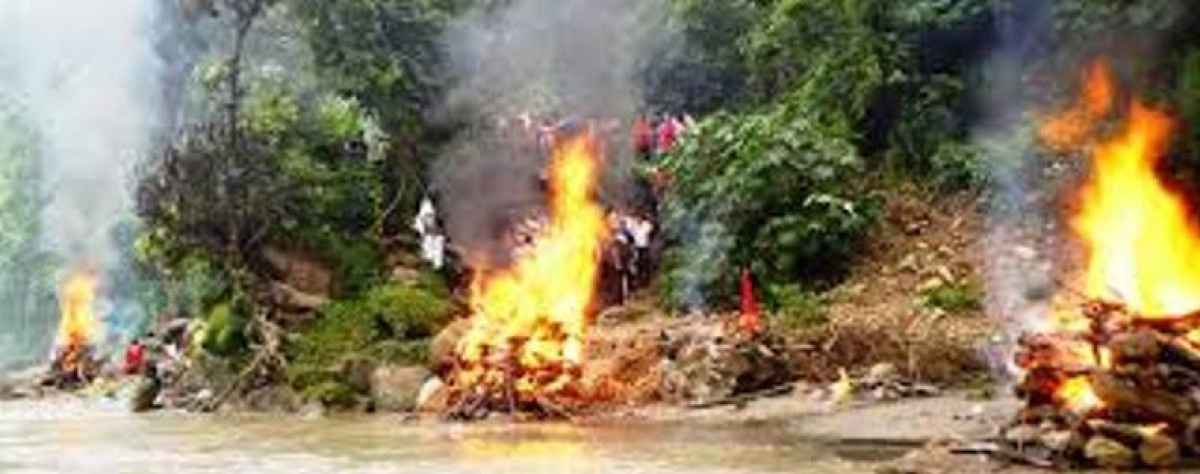 जलजला दुर्घटनामा ज्यान गुमाएका एकै घरका छ जनाको सामूहिक दाहसंस्कार