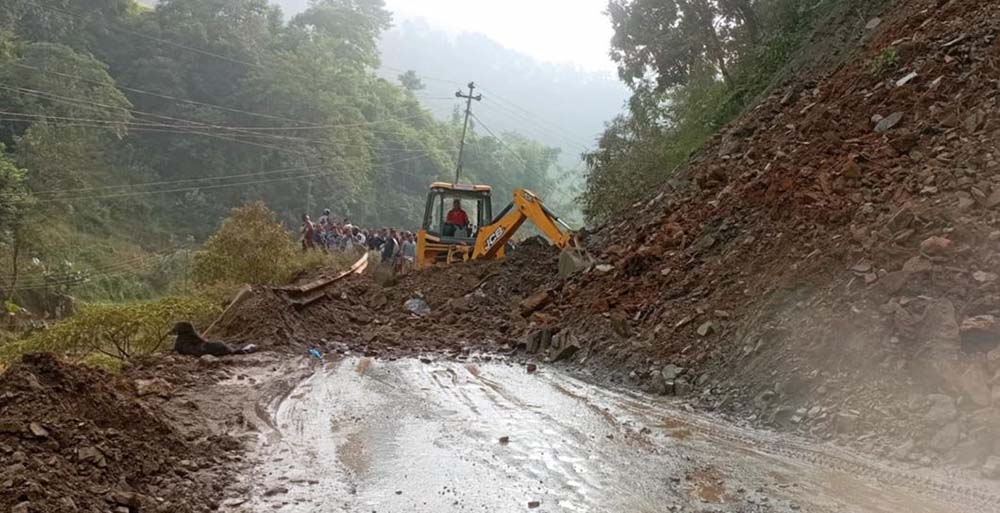 पहिराले अरनिको राजमार्ग अवरुद्ध