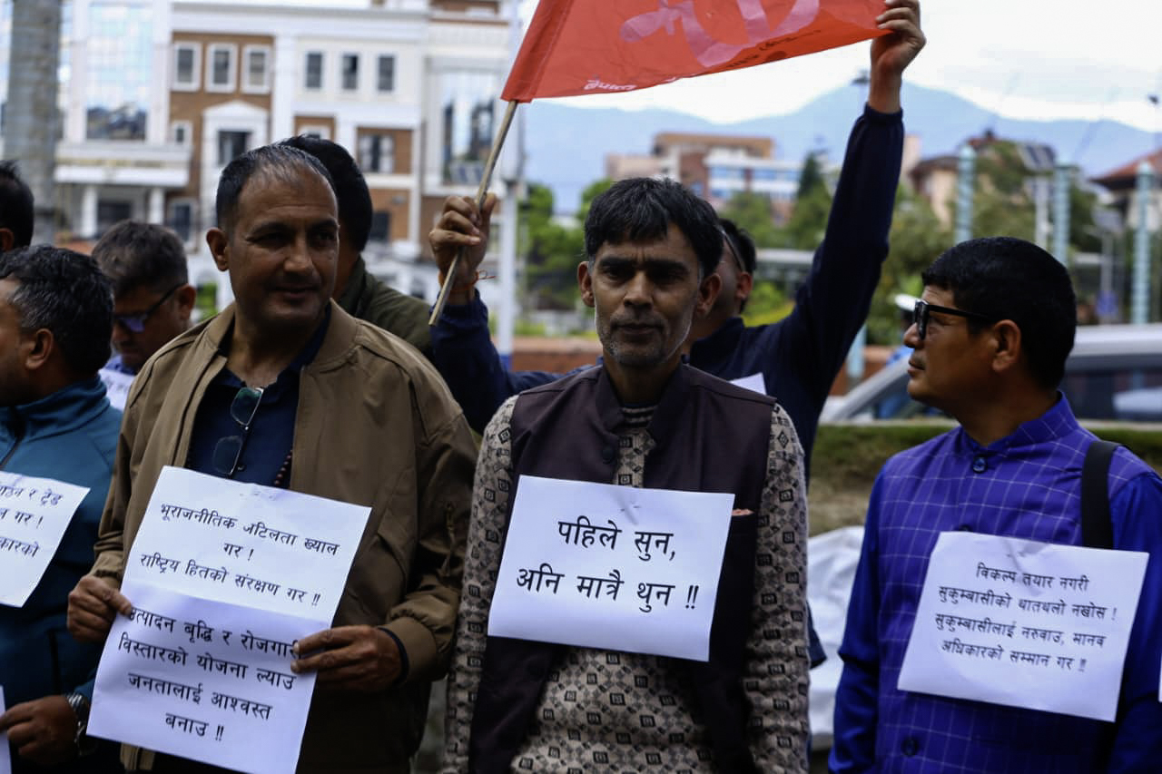 सुकुम्बासी बस्तीमा डोजर चलाएको विरोधमा नेपाल कम्युनिस्ट पार्टी संयुक्तको प्रदर्शन (तस्विरहरू)