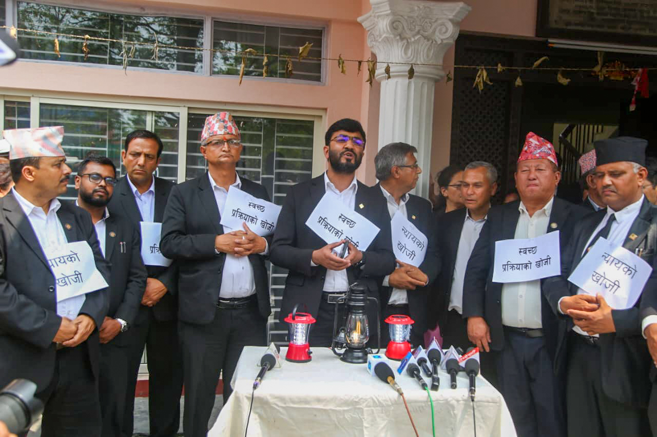 लालटिन बालेर अदालत प्रशासनविरुद्ध नेपाल बारको प्रतीकात्मक प्रदर्शन (तस्बिरहरू)