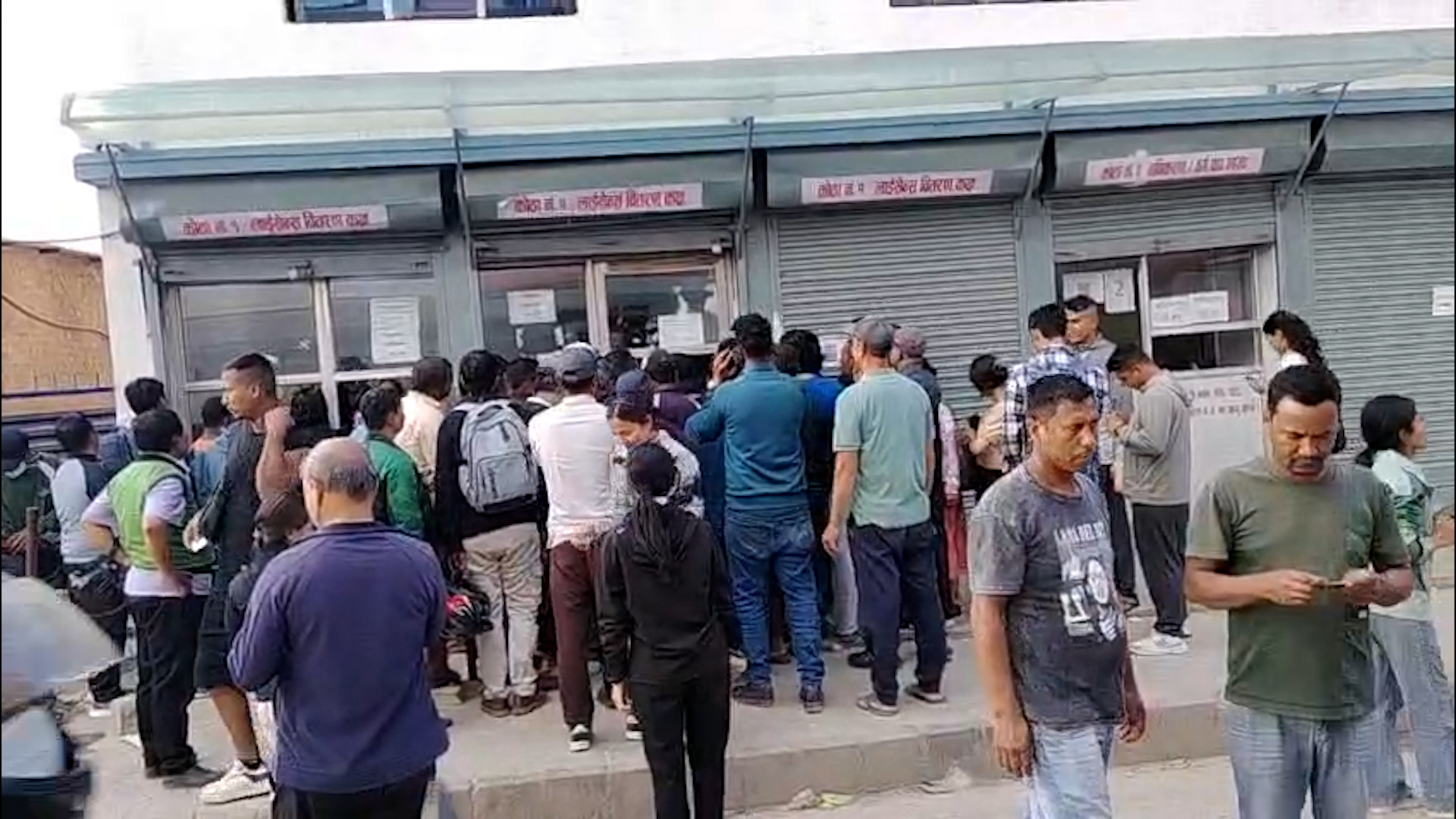 यातायात व्यवस्था कार्यालयमा लाइसेन्स लिनेहरूको भीड (तस्बिरहरू)