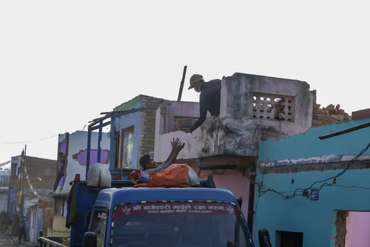गंगबुस्थित सुकुम्बासी बस्ती आफै खाली गर्दै बासिन्दा (तस्बिरसहित)