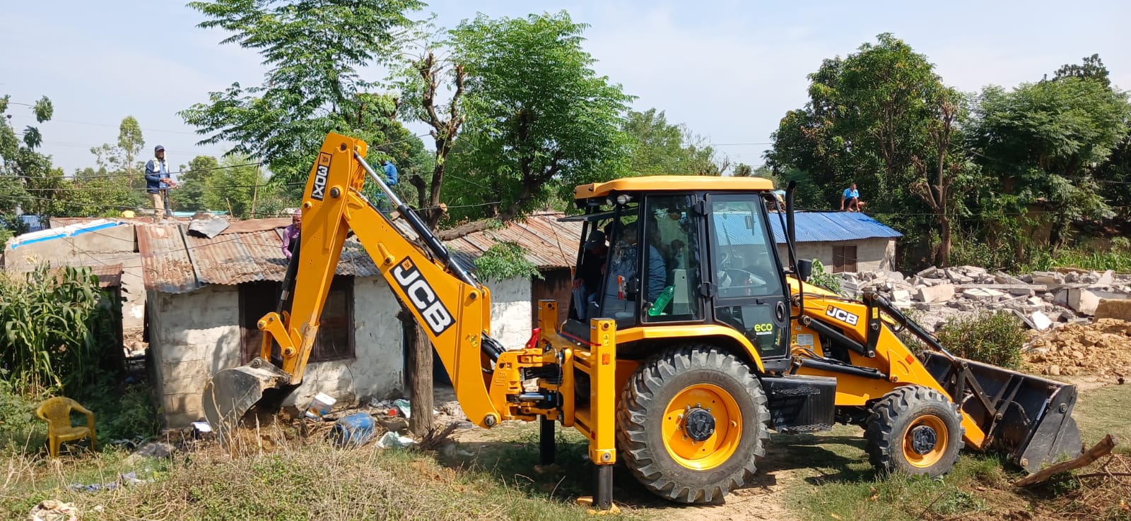 कोहलपुरमा सार्वजनिक जग्गा फर्काउने अभियान: सुकुम्वासी बस्तीमा चल्यो डोजर