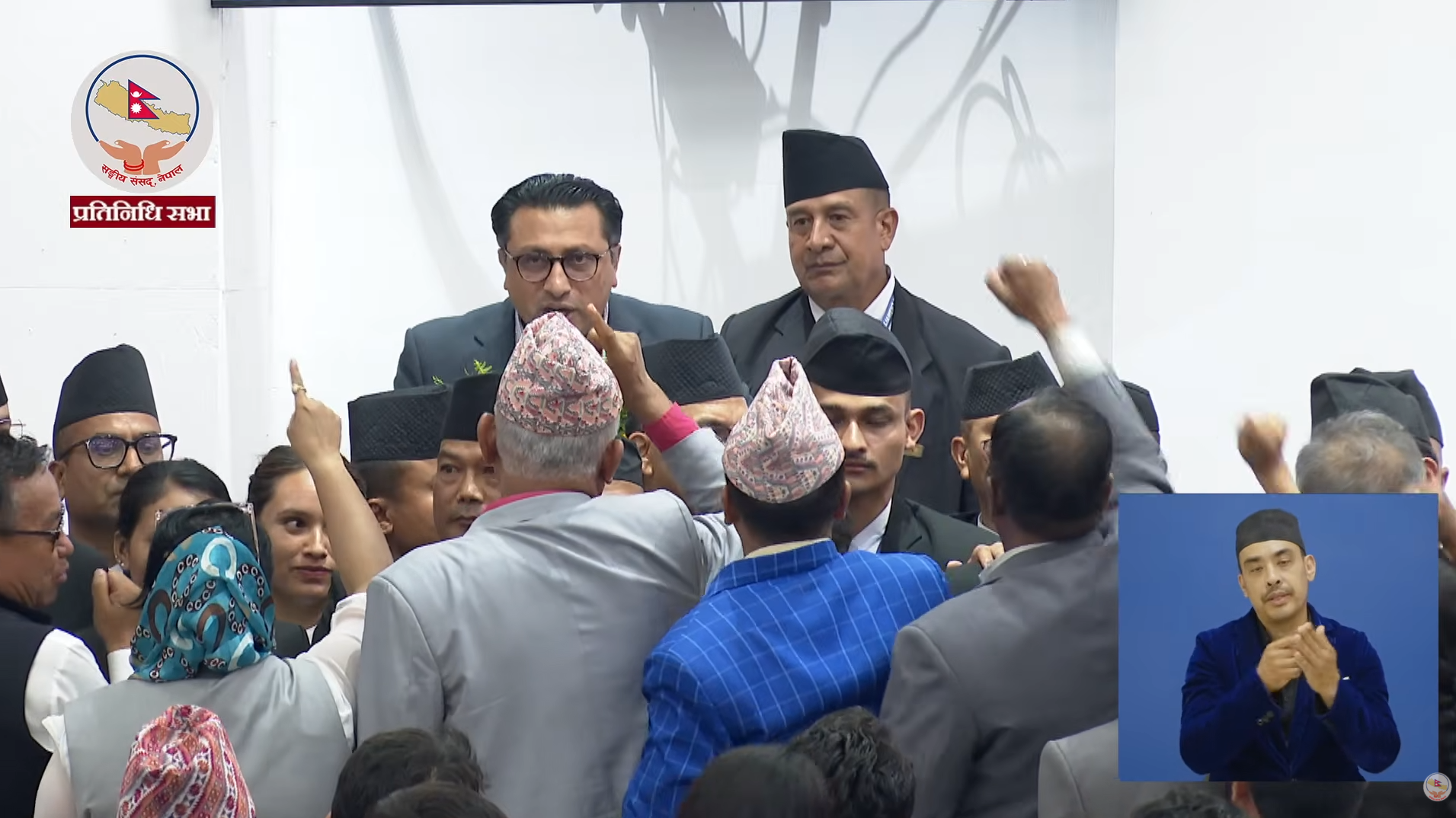 संसद्‌मा विपक्षीको नाराबाजी: सभामुखले पेलेरै बढाए बैठक, प्रधानमन्त्रीको जवाफ माग्दै वेल घेराउ