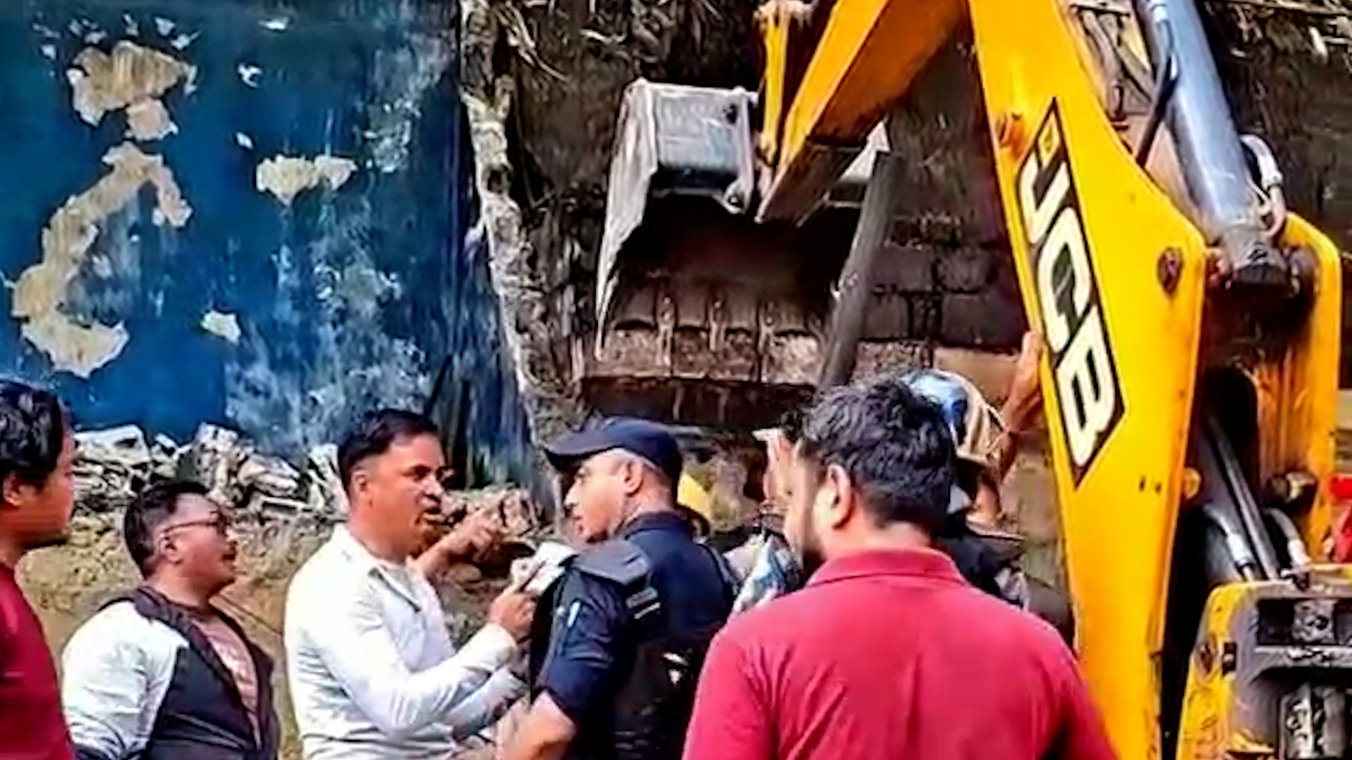 हेटौंडा-पथलैया खण्डको ३ नम्बर पुलमा वन कार्यालयले चलायो डोजर