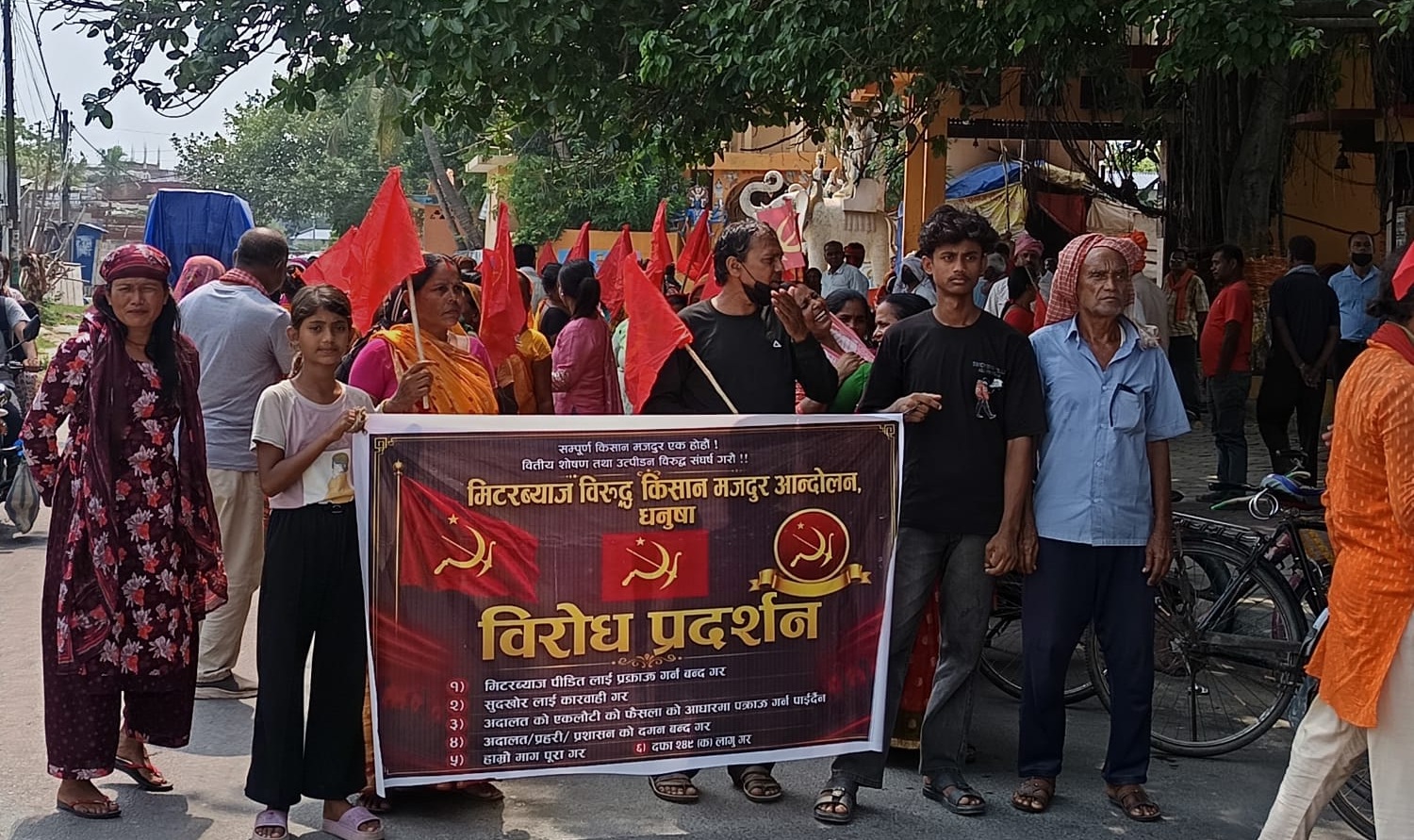 धनुषाका मिटरब्याज पीडित अनिश्चितकालिन आन्दोलनमा, प्रहरी कार्यालय अगाडि प्रदर्शन