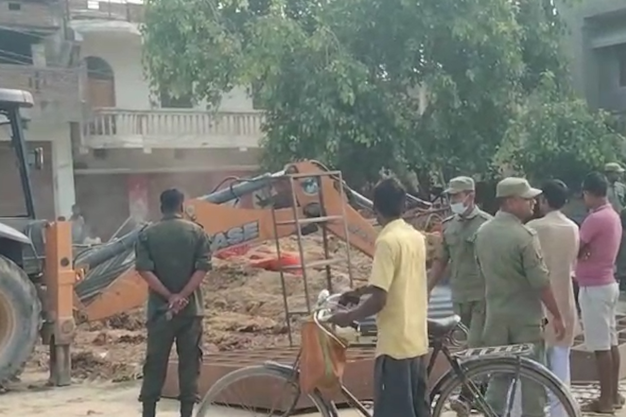 गौर नगरपालिकाद्वारा अवैध संरचनामाथि डोजर: सडक र सार्वजनिक जग्गा मिचेर बनाइएका टहरा भत्काइँदै