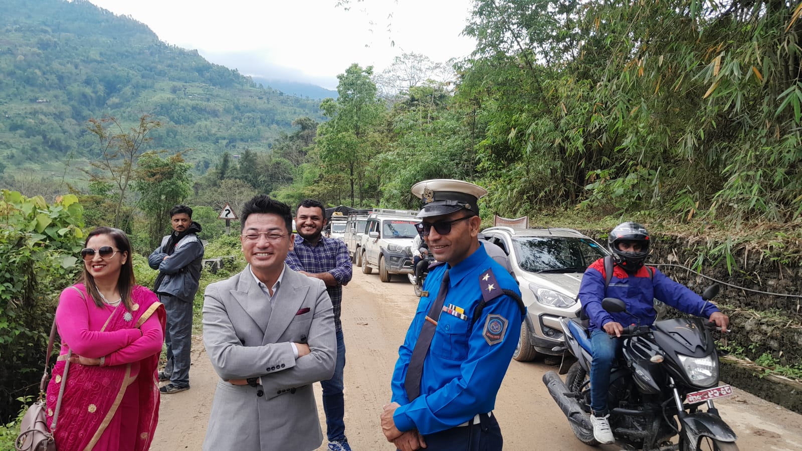 मेची राजमार्गको राजदुवाली खण्डमा फेरि सास्ती : जाममा परे सांसद राई, दिगो समाधानको माग तीव्र