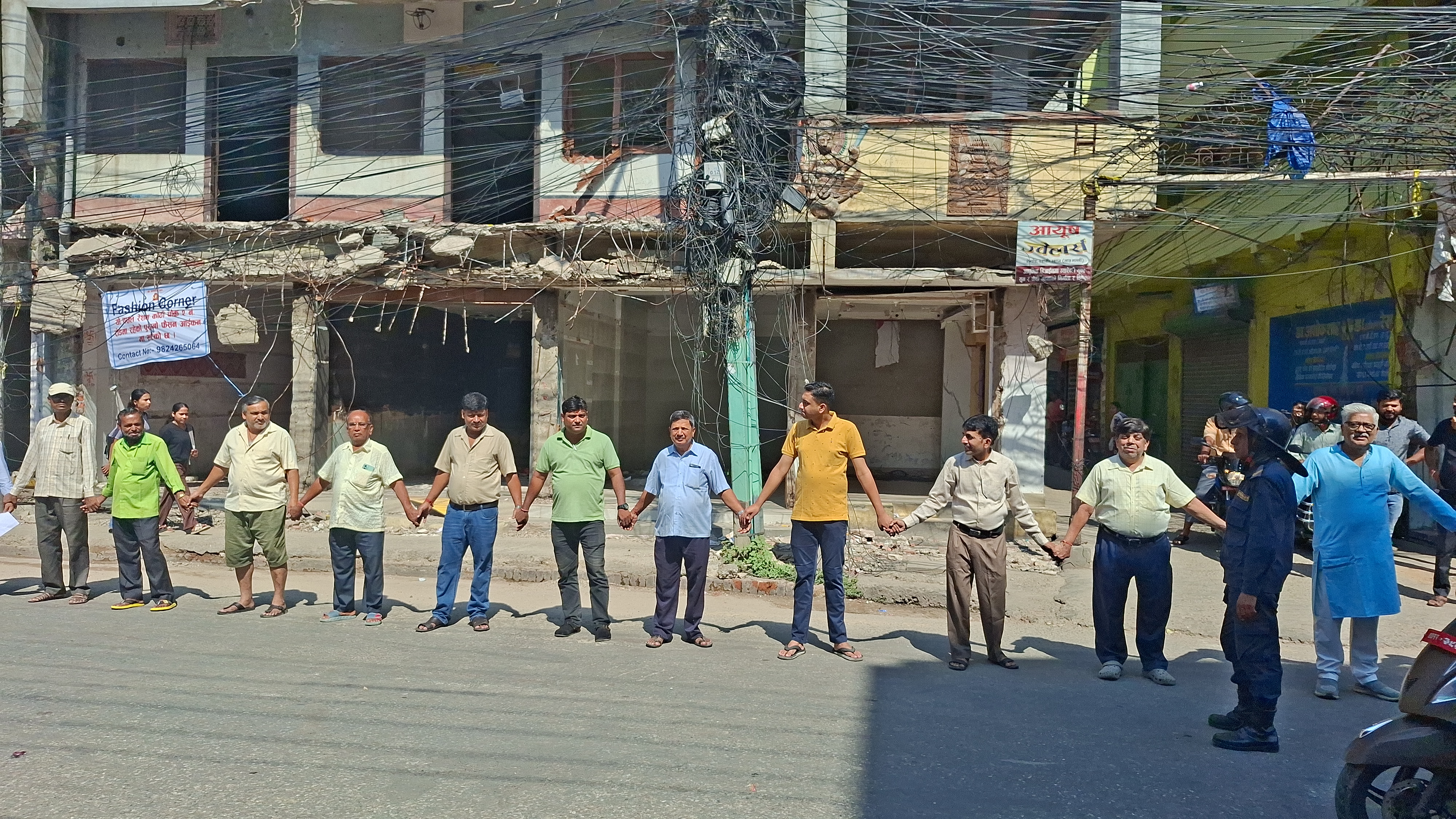 विभेदकारी सडक विस्तार भएको भन्दै वीरगन्जमा प्रदर्शन
