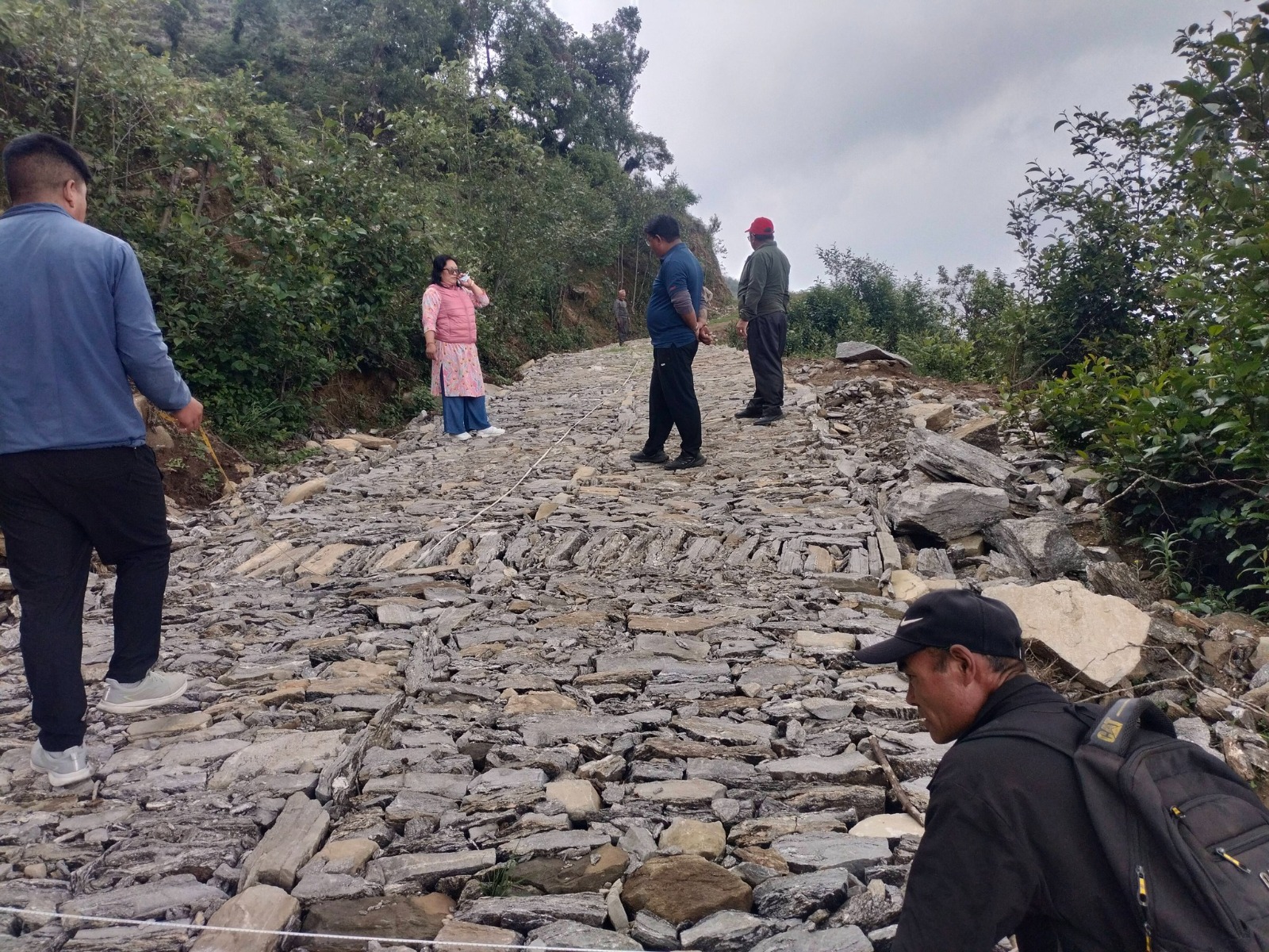 उमाकुण्ड गाउँपालिकाको गौरवको आयोजना: ७ वटै वडा जोड्ने ७५ किलोमिटर मध्यमार्गी सडकको स्तरोन्नति तीव्र