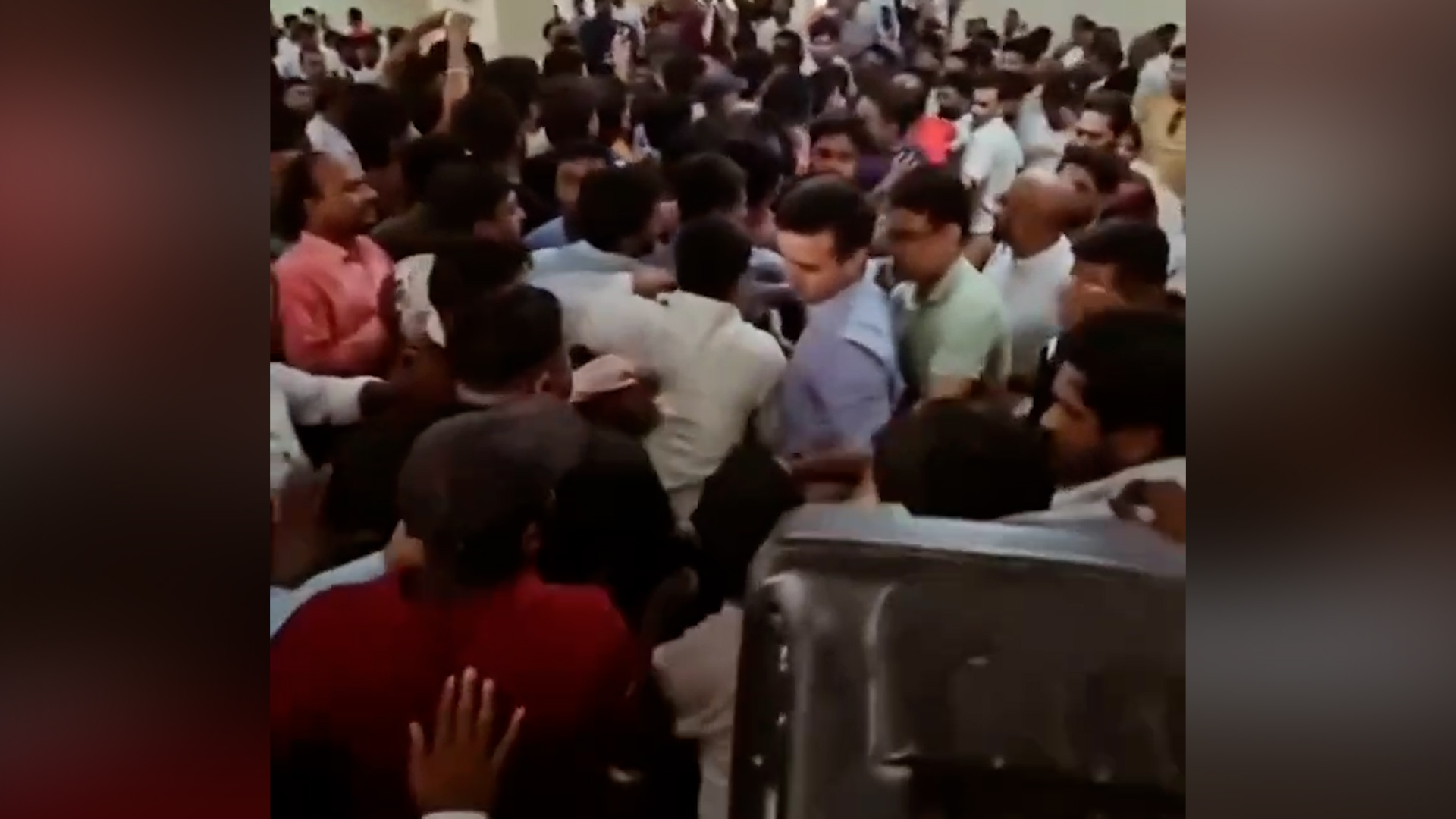रास्वपा बाराको बैठकमा तनाव: कार्यकर्ताद्वारा सांसद र केन्द्रीय नेताहरूमाथि धक्कामुक्का