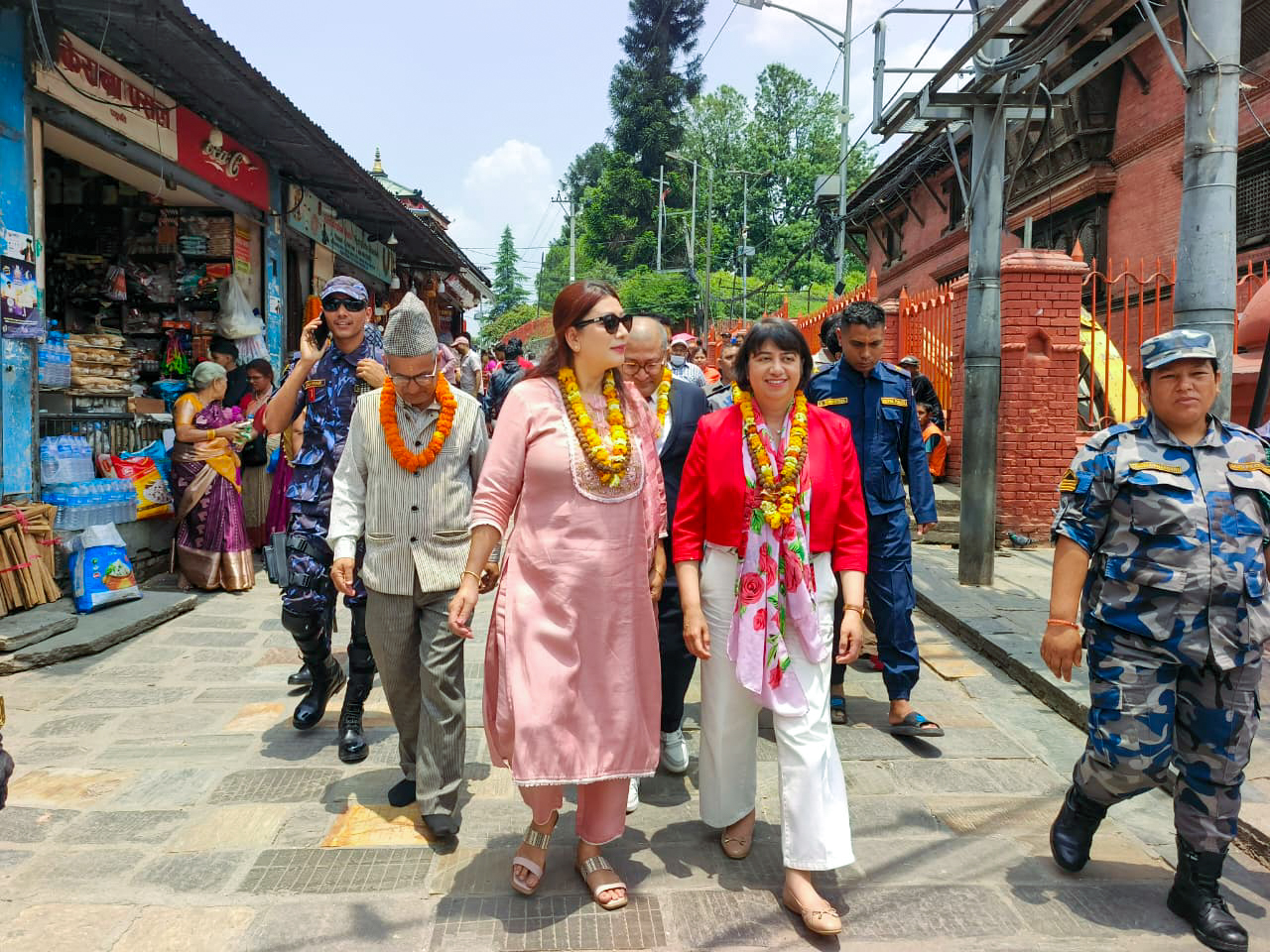 बेलायतकी इन्डो-प्यासिफिक मन्त्री सीमा मल्होत्राले गरिन् पशुपति मन्दिरको दर्शन
