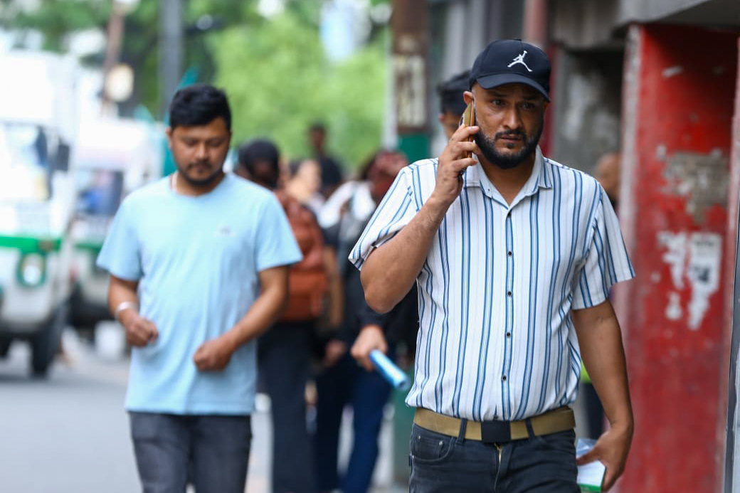 मानिसभन्दा मोबाइल नजिक, दैनिक जीवनमा बढ्दो डिजिटल व्यस्तता (तस्विरसहित)