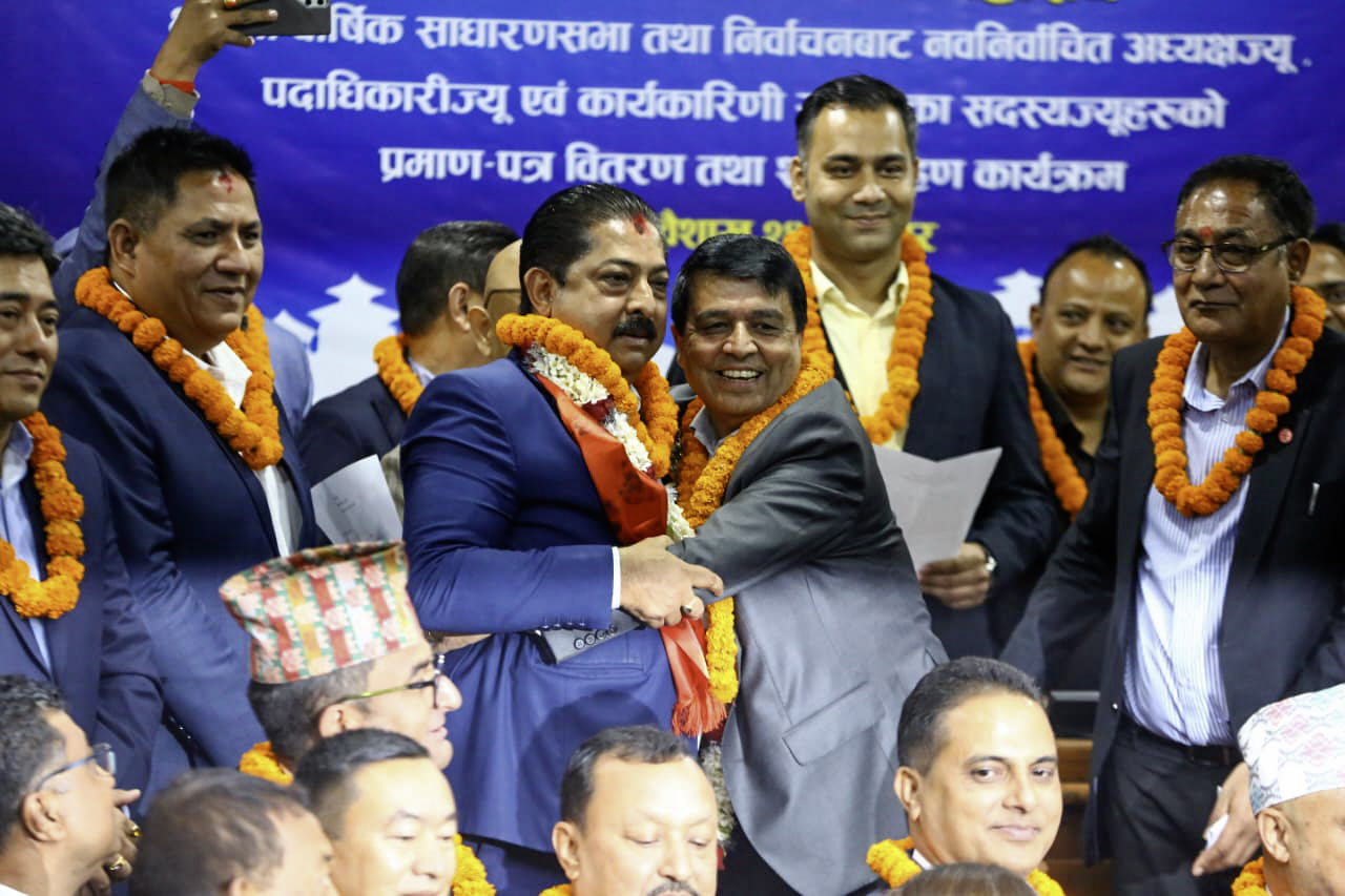 महासंघका नव निर्वाचित अध्यक्ष श्रेष्ठ लगाएत अन्य सदस्यहरुले पनि लिए सपथ (तस्बिरसहित)