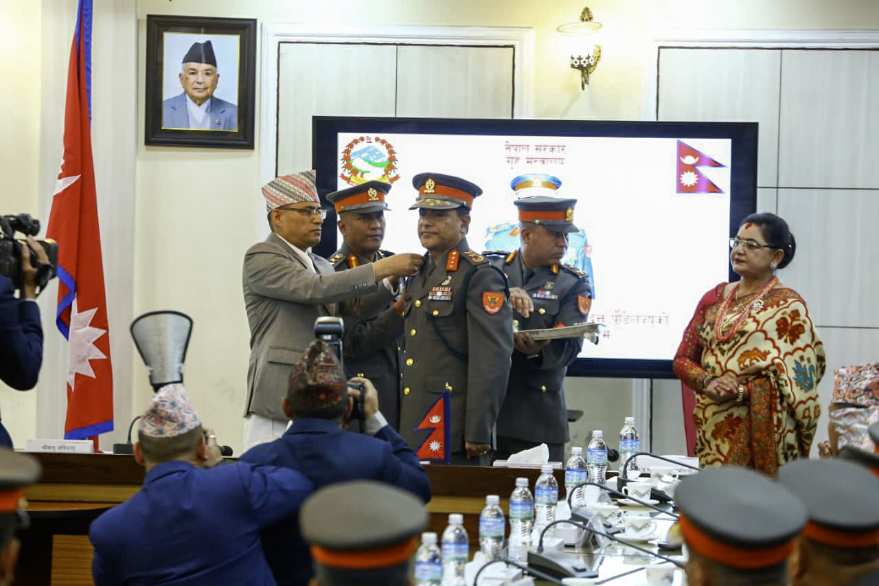 सशस्त्र प्रहरी महानिरीक्षक पौडेलले लगाए दर्ज्यानी चिह्न, सम्हाले संगठनको कमाण्ड