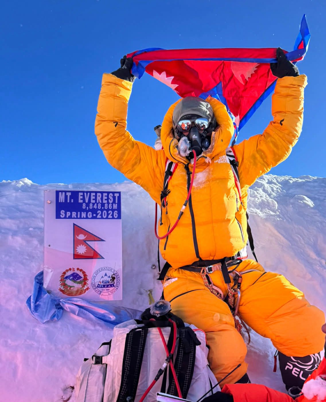 सगरमाथाको चुचुरोमा ३० वर्षीय सरोज अर्याल, जन्मदिनको सेरोफेरोमा पूरा गरे सपना