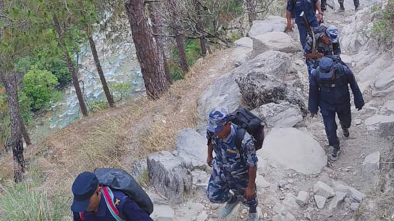 तनावग्रस्त बाजुराको लाम्पाटामा नेपाल र सशस्त्र प्रहरीको संयुक्त टोली परिचालन