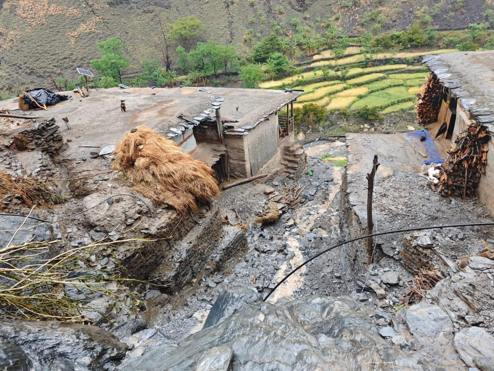 अदानचुलीका दुई बस्ती पहिरोको उच्च जोखिममा