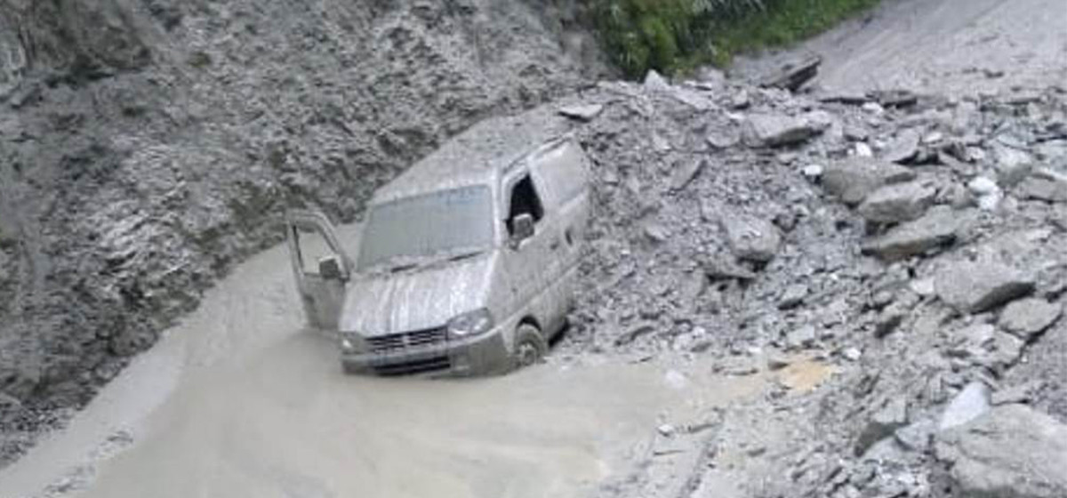 पहिरोले पुरेको जीपसहित यात्रुको सकुशल उद्धार