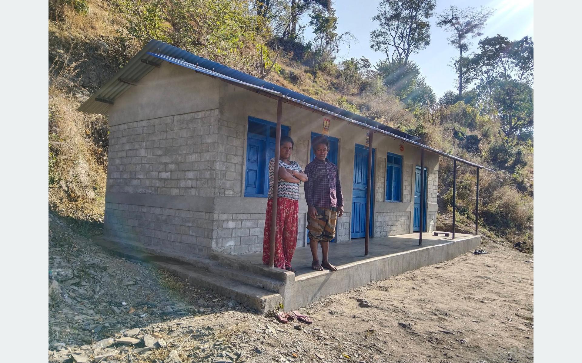 झुपडीमा बस्दै आएका मीमबहादुरलाई घर