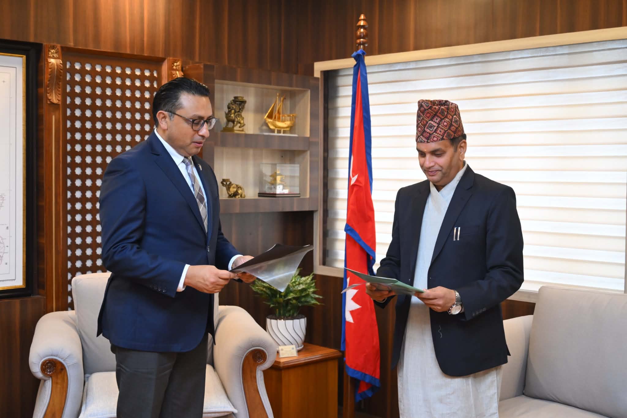 धितोपत्र बोर्डका नवनियुक्त अध्यक्ष डा. भट्टको शपथ: लगानीकर्ताको हितमा काम गर्ने प्रतिबद्धता