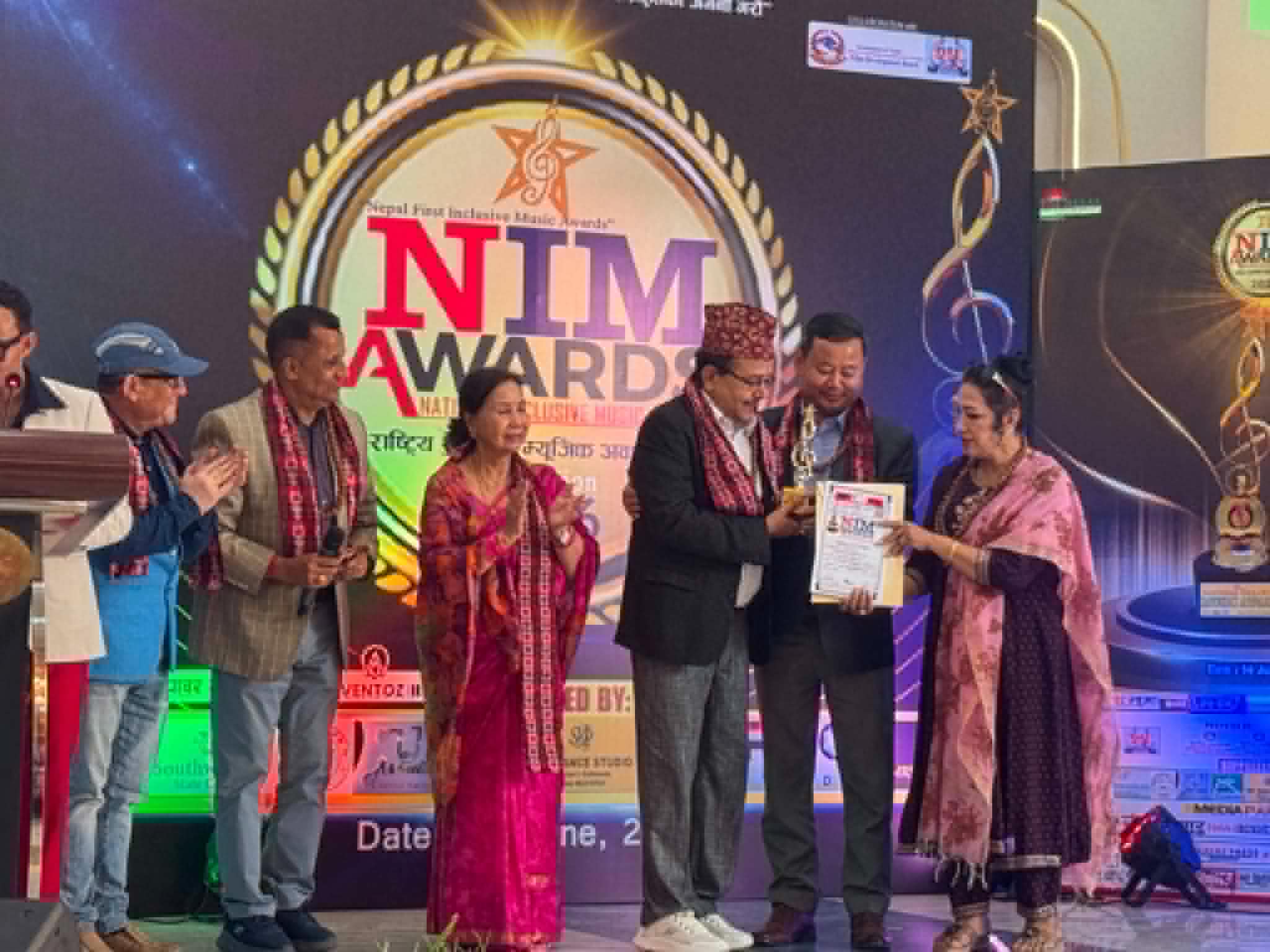 ‘आमा’ गीतबाट राष्ट्रिय समावेशी म्युजिक अवार्डमा सम्मानित भए डा. रुद्रनाथ अधिकारी