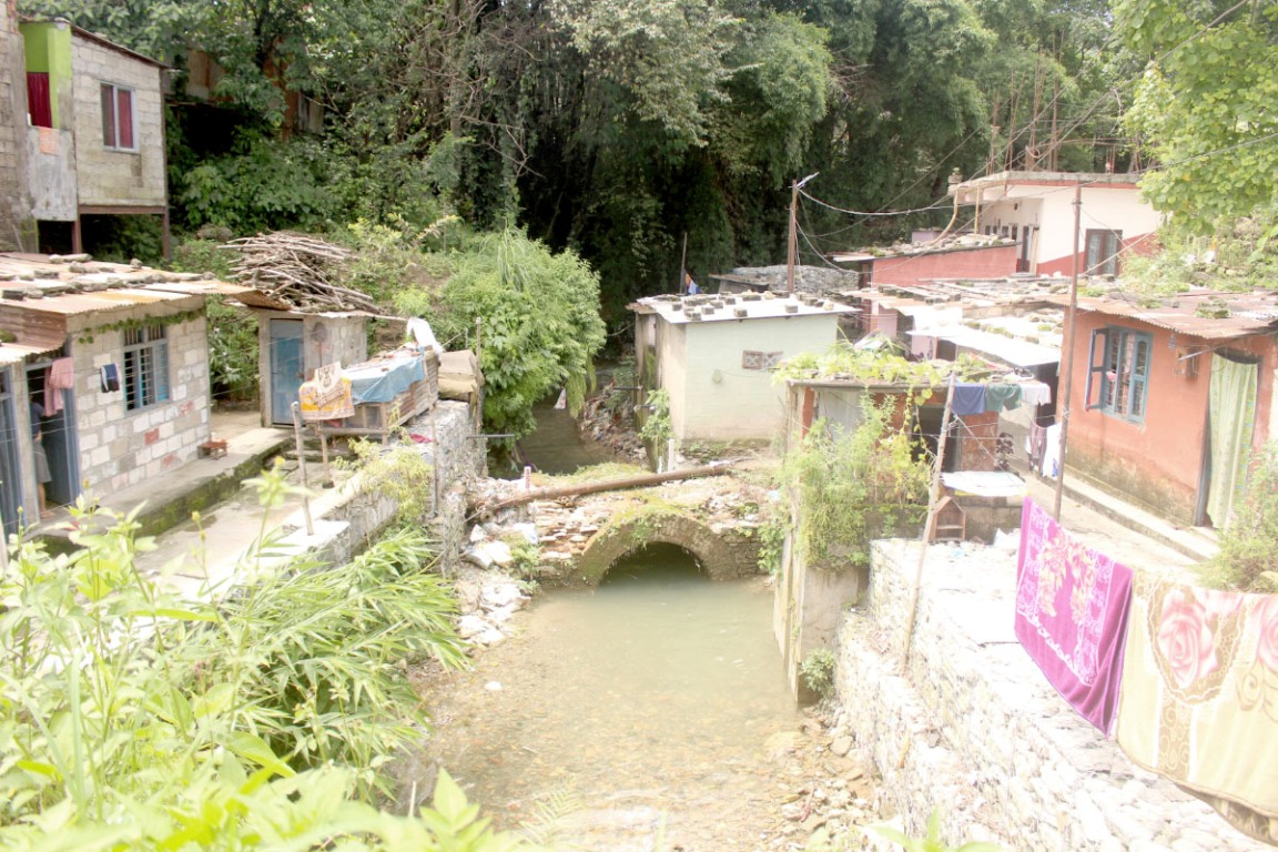 फिर्के खोला वरपरका १६० संरचना हटायो
