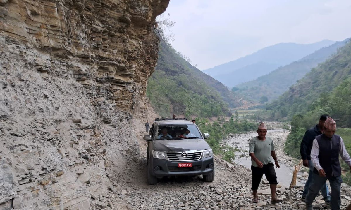 घर्तीभिरको चट्टान फुटाएर छोटो दूरीको सडक मार्ग तयार, तराई झर्न साढे १७ किलोमिटर दुरी घट्यो