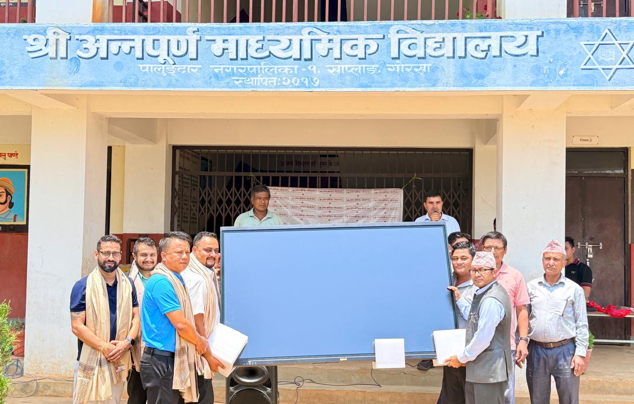 प्रभु बैंकद्वारा सामाजिक उत्तरदायित्व अन्तर्गत अन्नपूर्ण माध्यमिक विद्यालयलाई स्मार्ट बोर्ड हस्तान्तरण