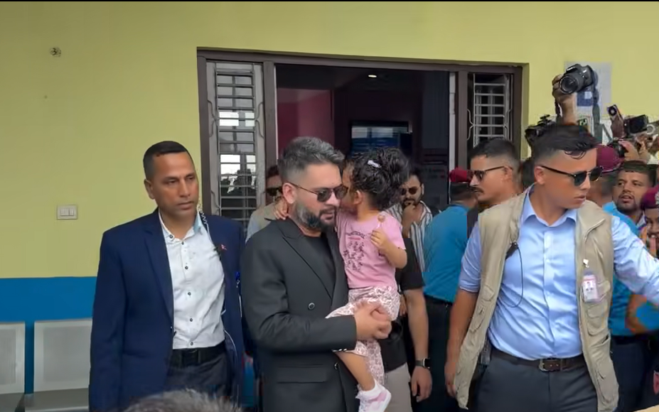 रास्वपा महाधिवेशनमा सहभागी हुन प्रधानमन्त्री बालेन शाह परिवारसहित चितवनमा