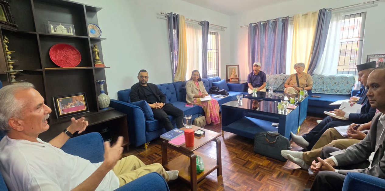 संविधान संशोधन बहसपत्र तयारी कार्यदलद्वारा पूर्वप्रधानमन्त्री भट्टराईसँग छलफल