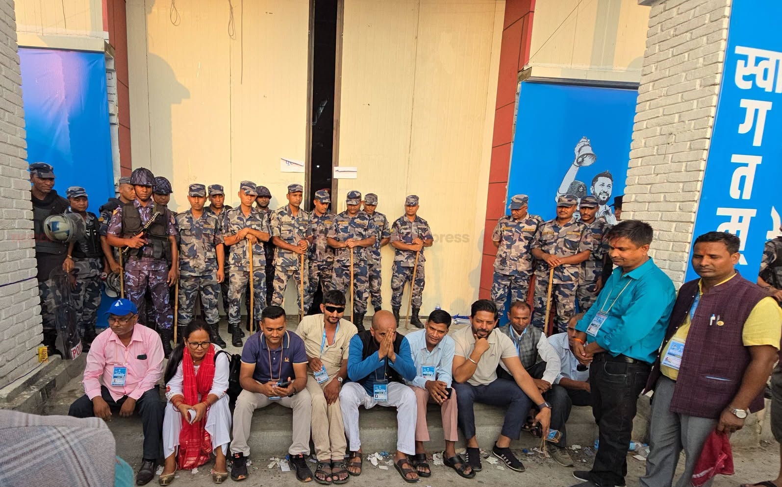 रास्वपा महाधिवेशन : दुई मिनेट ढिला हुँदा मतदान गर्न नपाएपछि प्रतिनिधिहरू धर्नामा