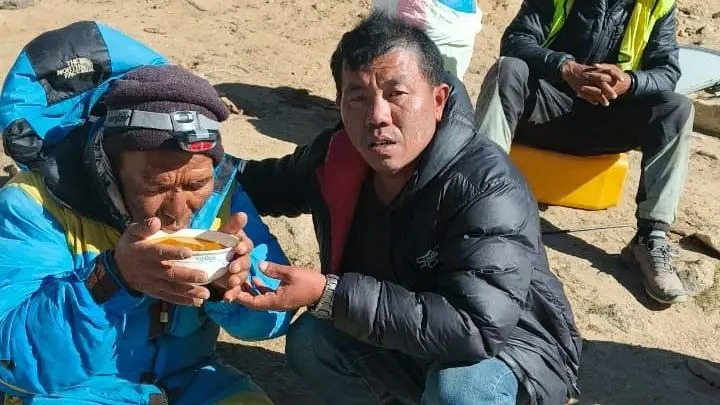 सगरमाथामा ६ दिनसम्म फसेका नेपाली गाइडको चमत्कारिक उद्धार: परिवारले सुरु गरिसकेको थियो अन्तिम संस्कार
