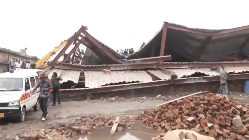 निर्माणाधीन गोदाम भत्किँदा धेरै जना पुरिए