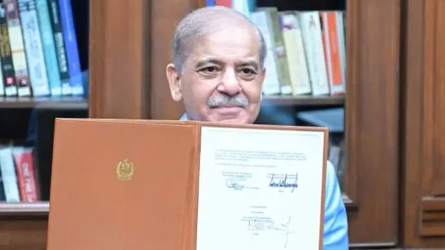 पाकिस्तानका प्रधानमन्त्री शाहबाज शरीफले मध्यस्थकर्ताको रूपमा इरान-अमेरिका सम्झौतामा हस्ताक्षर गरे