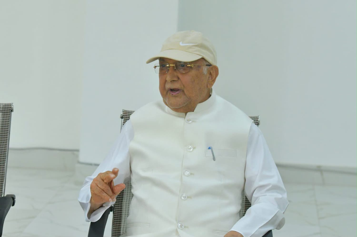 संसदीय दलको बैठकमा ओलीको ब्रिफिङ