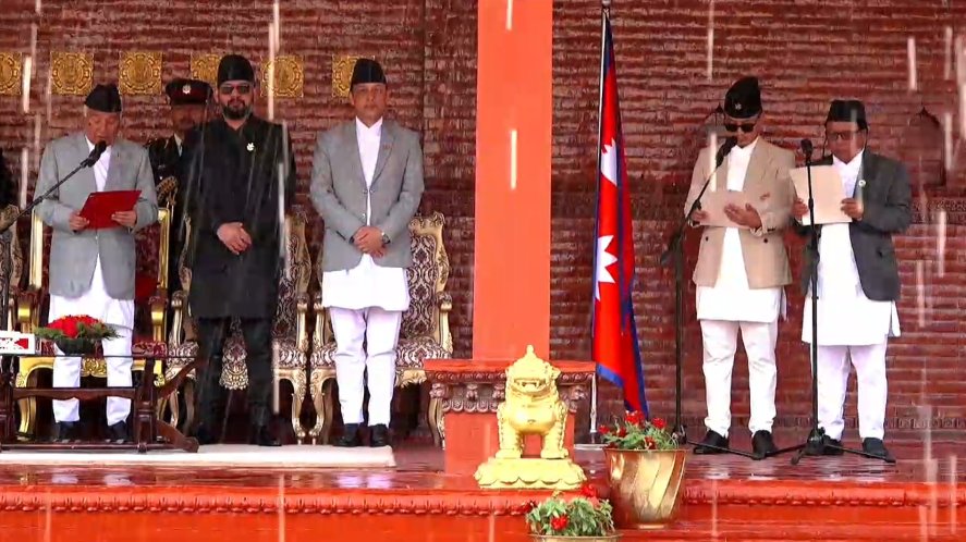 गृहमा सुधन गुरुङ र नवप्रवर्तन मन्त्रीमा महावीर पुनद्वारा शपथ ग्रहण