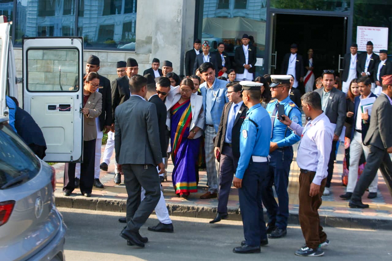 संसदमा चिप्लिँदा घाइते सांसद बसुमाया तामाङलाई एम्बुलेन्समार्फत अस्पताल लगिँदै (तस्बिरहरू)