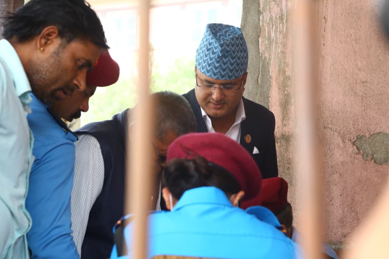 मानव अधिकार आयोगको प्रतिवेदनमा आफूसहित १५ सांसदलाई दोषी ठहर गरिएपछि रास्वपा सांसद बोहोरा सर्वोच्चमा