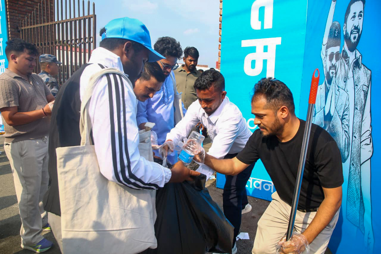 रास्वपा महाधिवेशनस्थलमा सरसफाइ गर्दै उम्मेदवारहरु (तस्बिरहरू)