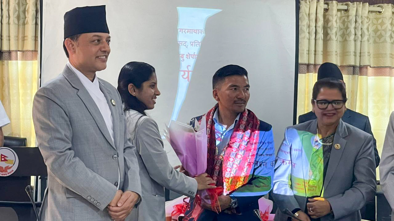 संघीय संसद्को झण्डासहित सगरमाथा आरोहण गर्ने सांसद मिङ्मा शेर्पा सम्मानित (तस्बिर)