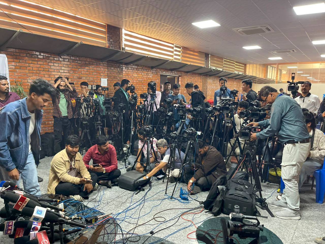 एयरपोर्टमा रवि लामिछानेको प्रतीक्षामा सञ्चारकर्मी (तस्बिरहरू)