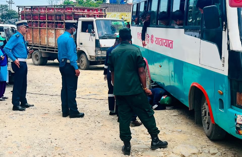 टियु गेटमा ट्राफिकको विशेष चेकिङ, १९ सवारी साधनका चालक कारबाहीमा