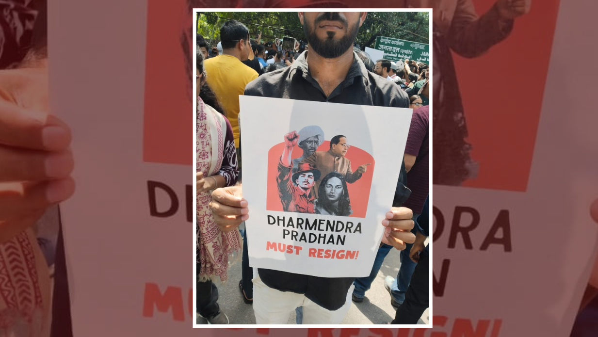 भारतमा कक्रोच जनता पार्टीको प्रदर्शन, शिक्षामन्त्री धर्मेन्द्र प्रधानको राजीनामा माग