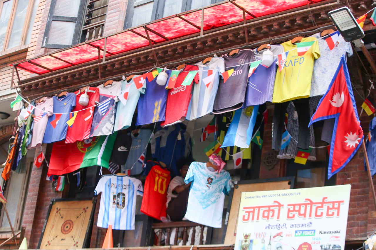 फिफा विश्वकपको रौनक, न्युरोडका पसल खेल सामग्रीले भरिभराउ