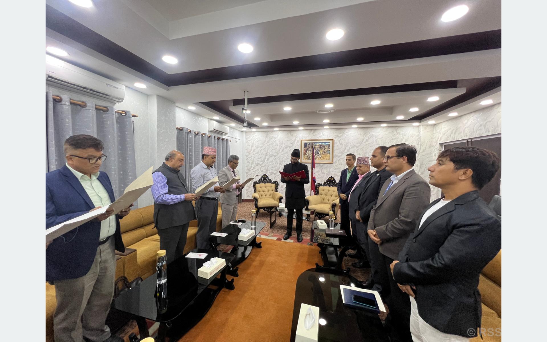 शिक्षामन्त्रीद्वारा विश्वविद्यालयका नवनियुक्त उपकुलपतिको शपथ