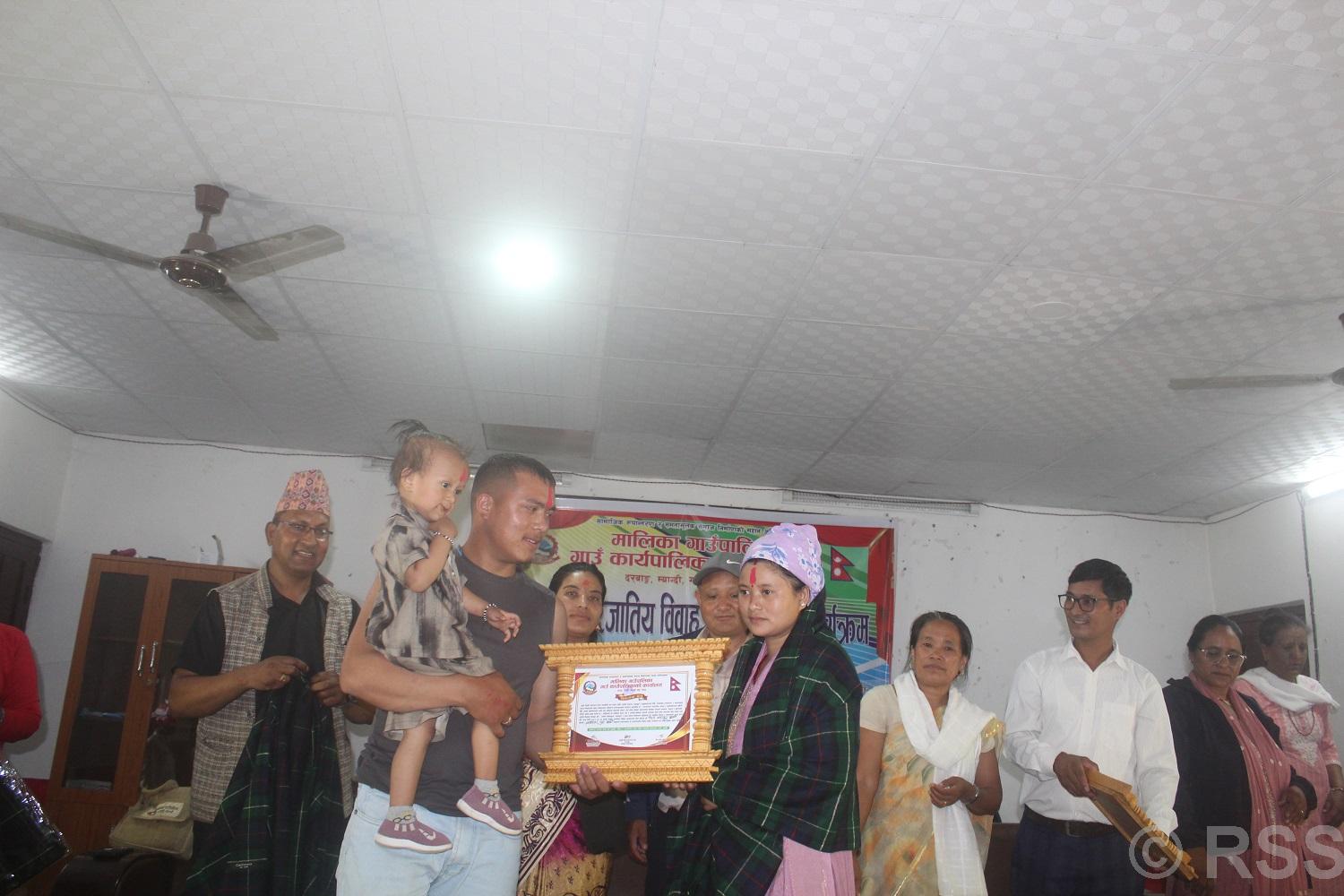 अन्तरजातीय विवाह गरेका २५ जोडीलाई मालिका गाउँपालिकाले सम्मान गर्‍यो