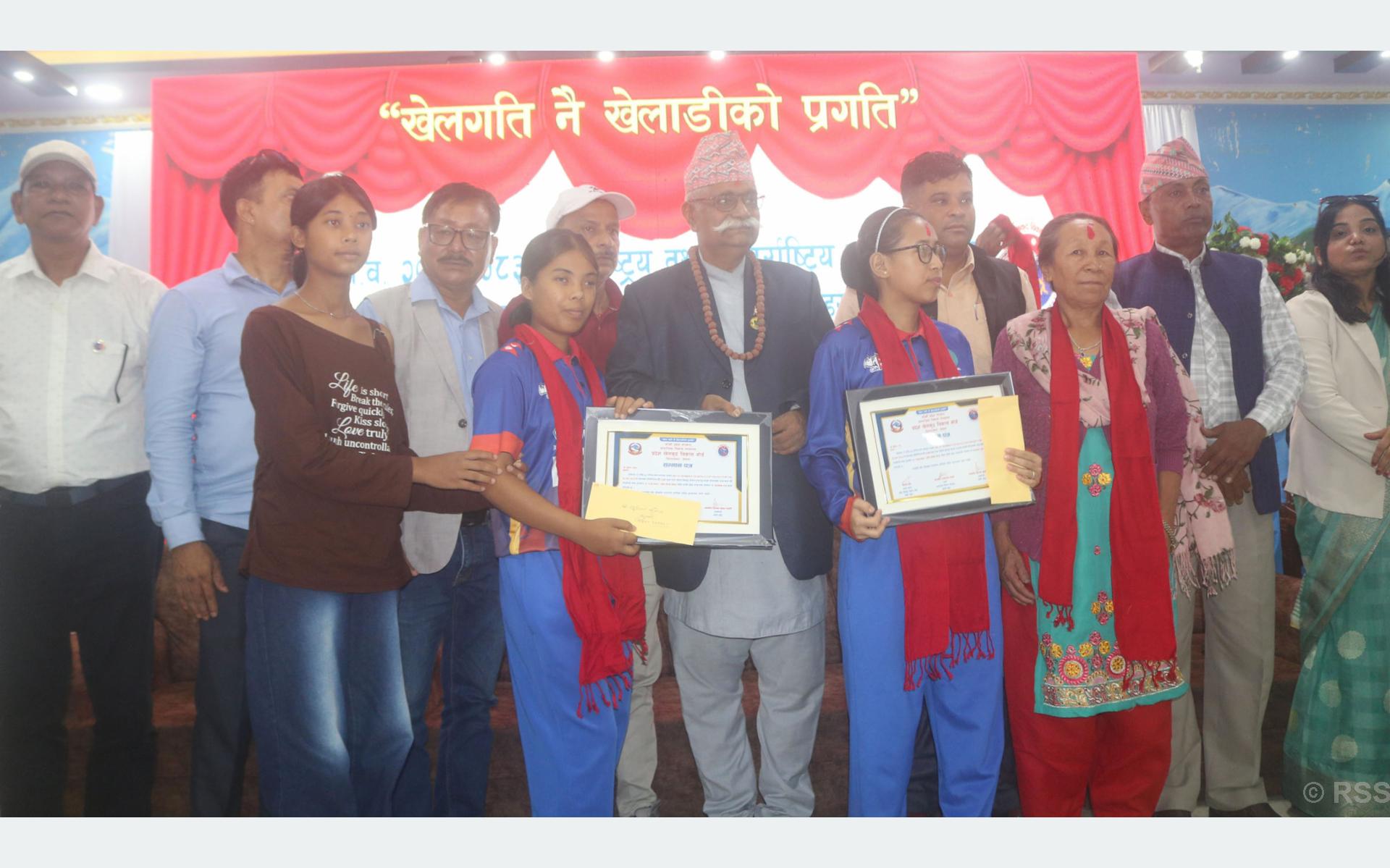 प्रदेश खेलकुद बोर्डद्वारा एक सय खेलाडी सम्मानित