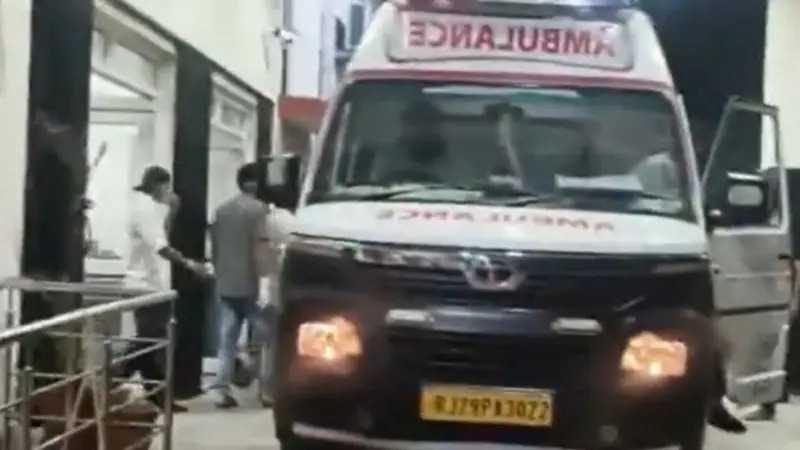 बस र ट्रक ठोक्किँदा आठ जनाको मृत्यु